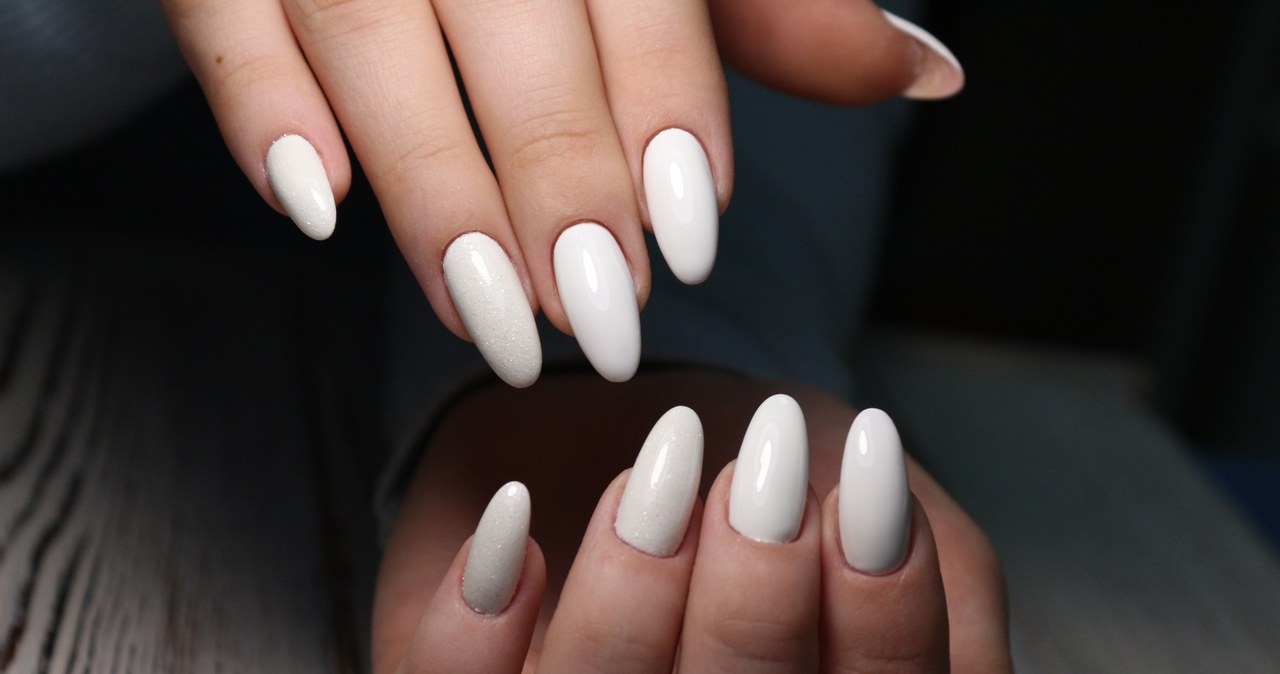 Nails in shades of white and beige is a hit this summer /123RF /PICSEL