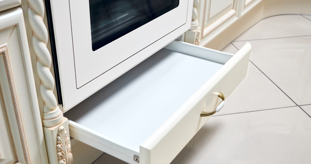 The drawer under the oven may have a heating function or, in fact, only take passive heat from a working oven. /123RF/PICSEL