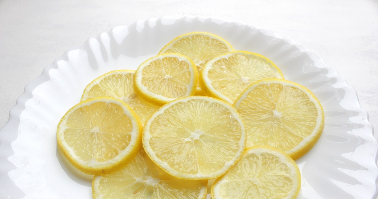 A slice of lemon applied to the place after a mosquito bite will bring relief and reduce unpleasant itching. /123RF/PICSEL