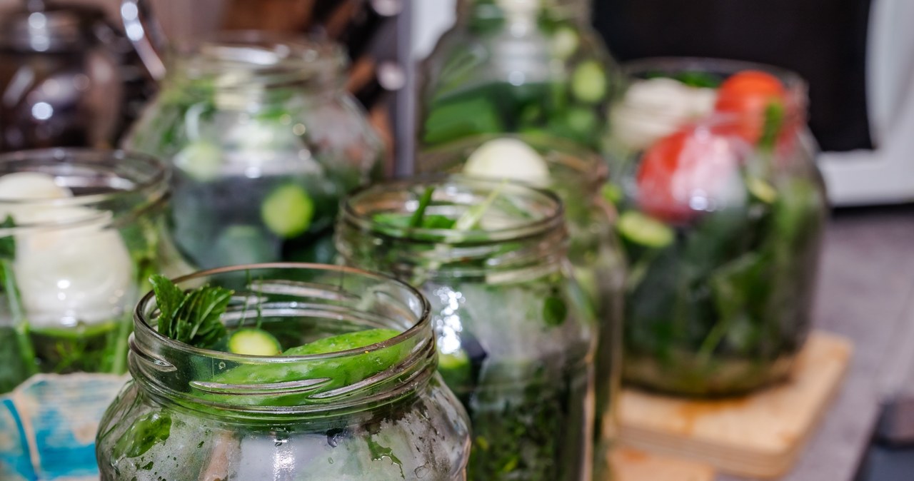 In addition to hardening, the additions that we place in jars with cucumbers are also of great importance. /123RF/PICSEL