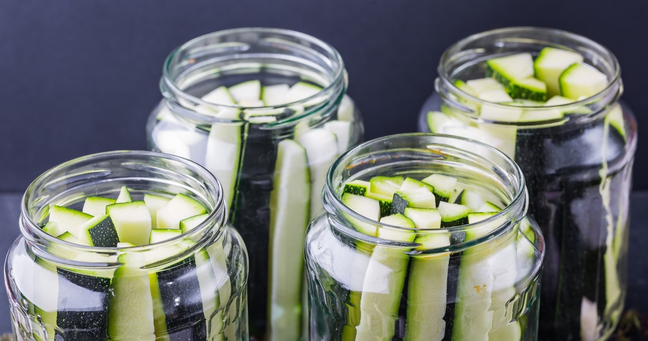 Cut the zucchini, cut into posts, quarters or thick slices - depending on your own preferences. /Pixel
