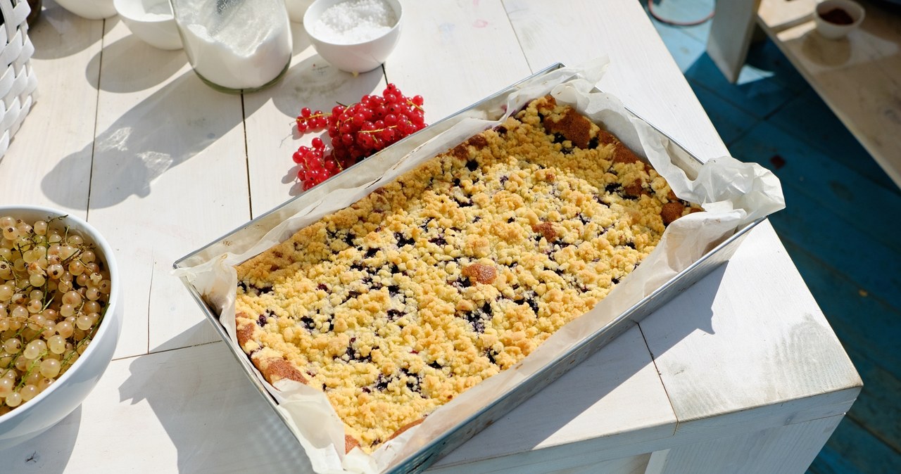 Before adding fruit to the dough, it is enough to gently sprinkle with flour, which will increase their "adhesion". Thanks to this, they will not fall to the bottom of the dough. /East News