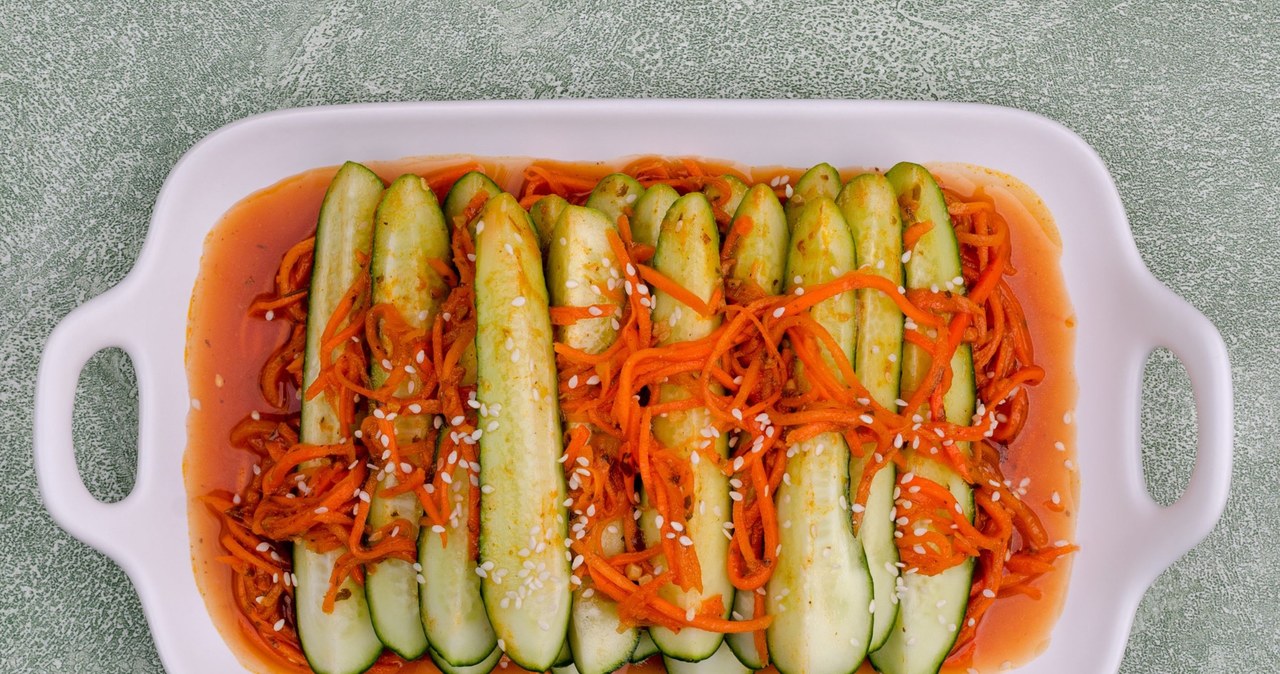 Spicy cucumbers in a carrot sauce /Ziashush /123RF /PICSEL