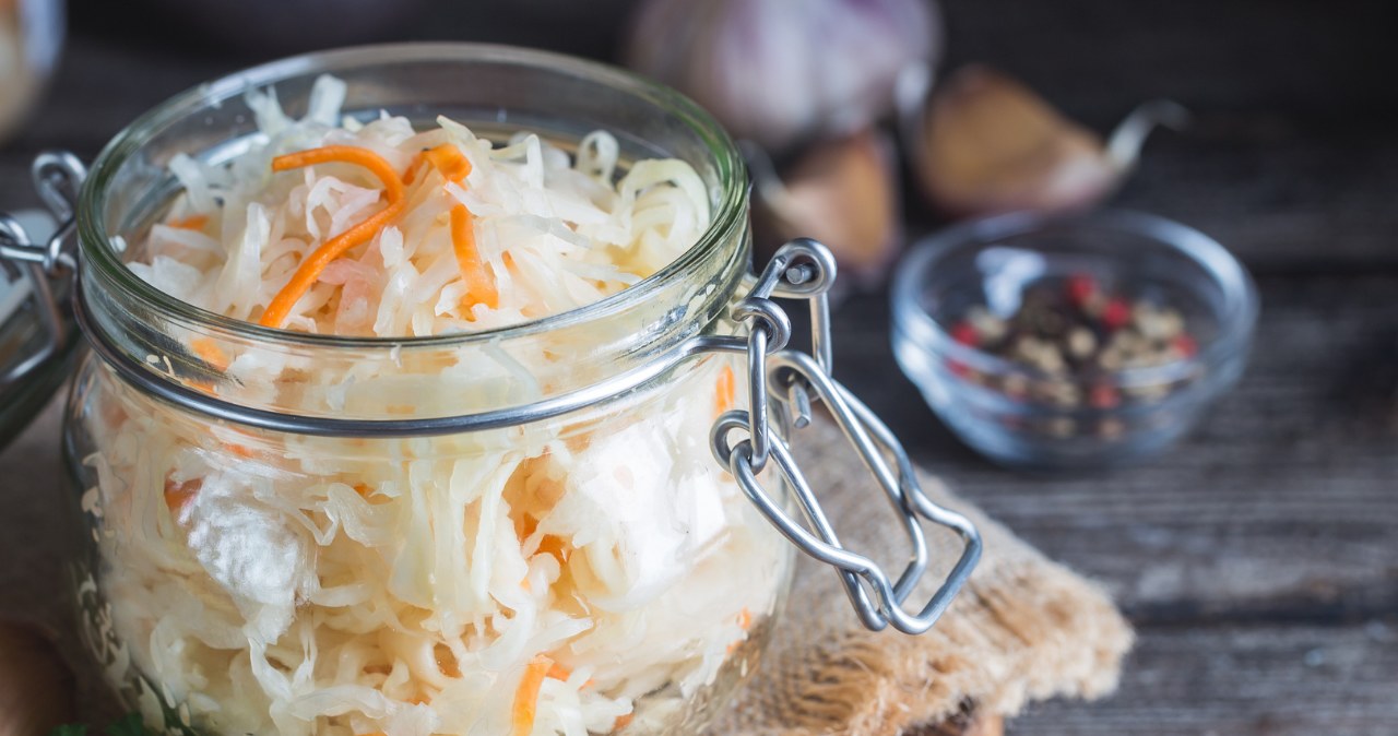 Make such a sauerkraut salad to jars. In autumn it will protect you from a cold