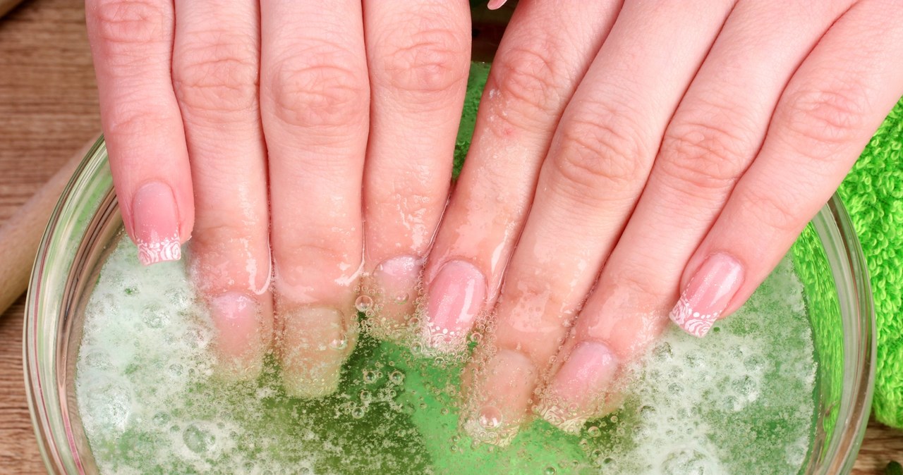 Make your nails such a bath. You will nour out and strengthen them not only after the hybrid