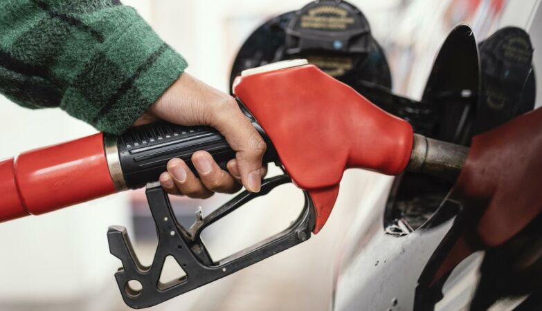 Filling the deposit in the morning, mobile phone makes: 10 myths about cars