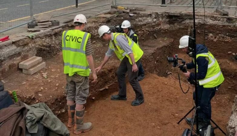 Discovery Roman road well preserved in the center of Manchester - a few cm from the surface