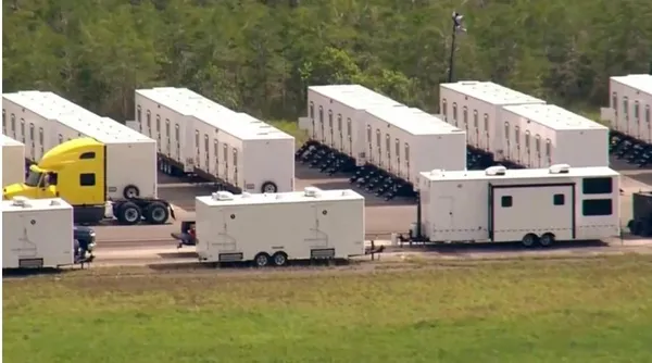 "Crocodile Alcatraz". The migrant detention field that promises to provoke dark echoes and should receive Trump's visit
