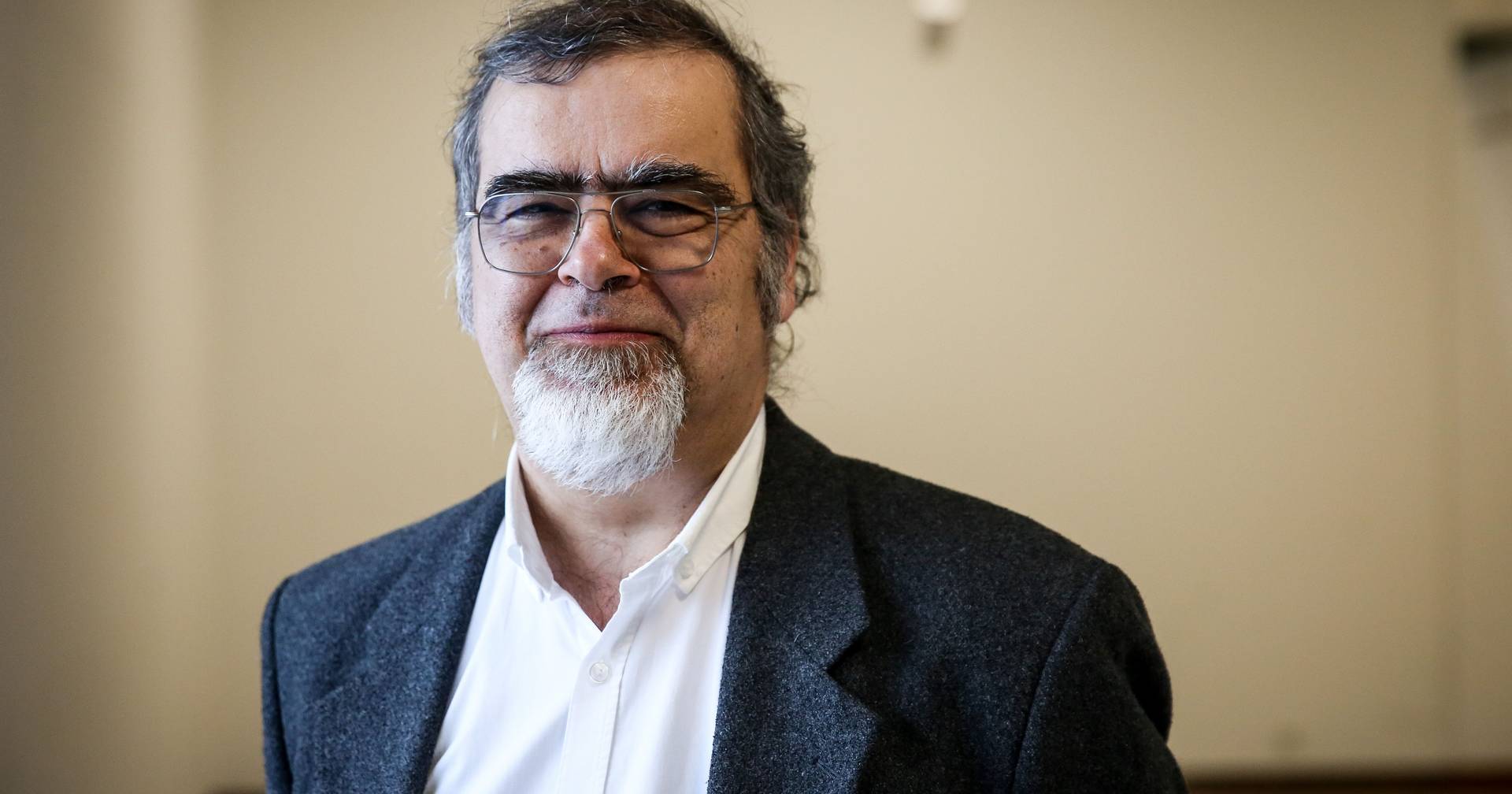 "Camões is the part that is occupying the whole, and this syneldeque is clearly falsifying. Camões is part and the whole goes far beyond that part."