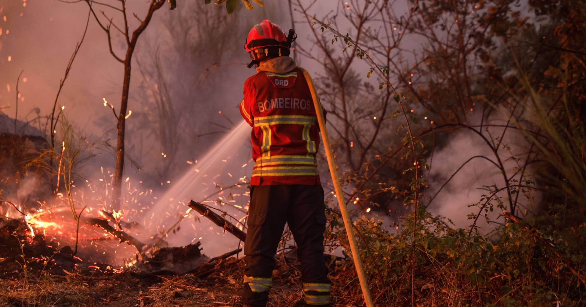 Despair, fear and sappers surrounded by flames: How was the second night of the fire in Ponte da Barca?