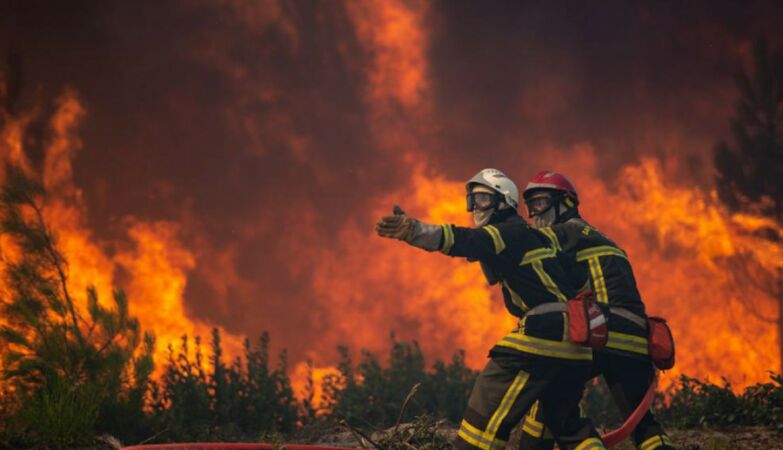 Three major fires in the country: evacuated village, people in the church, surrounded by