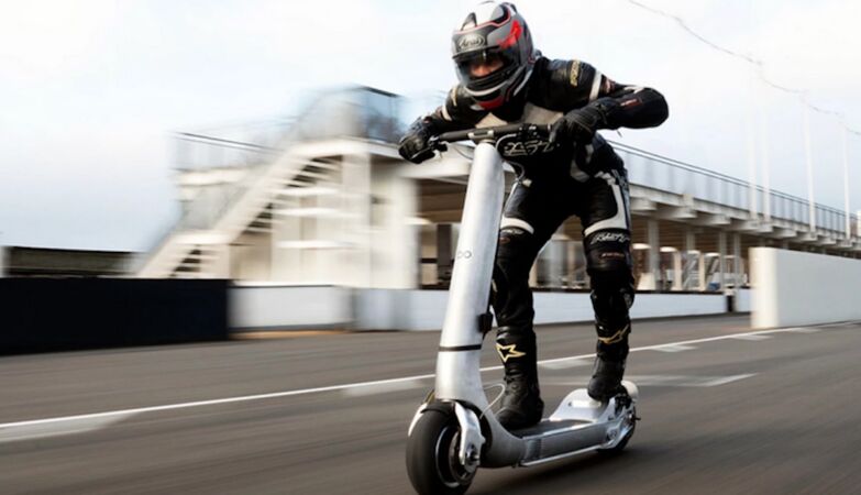 F1 engineers create trotinet that reaches 160 km/h. Accelerates faster than a Tesla Model 3