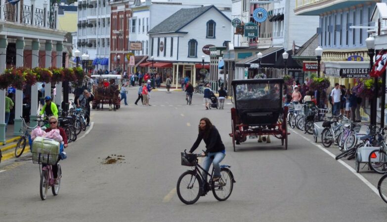 There is an American island where cars are prohibited. Until garbage collection is made with horses
