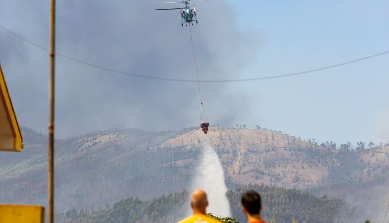 Fires in Alto Minho: Only available helicopter was against a branch and was out of combat