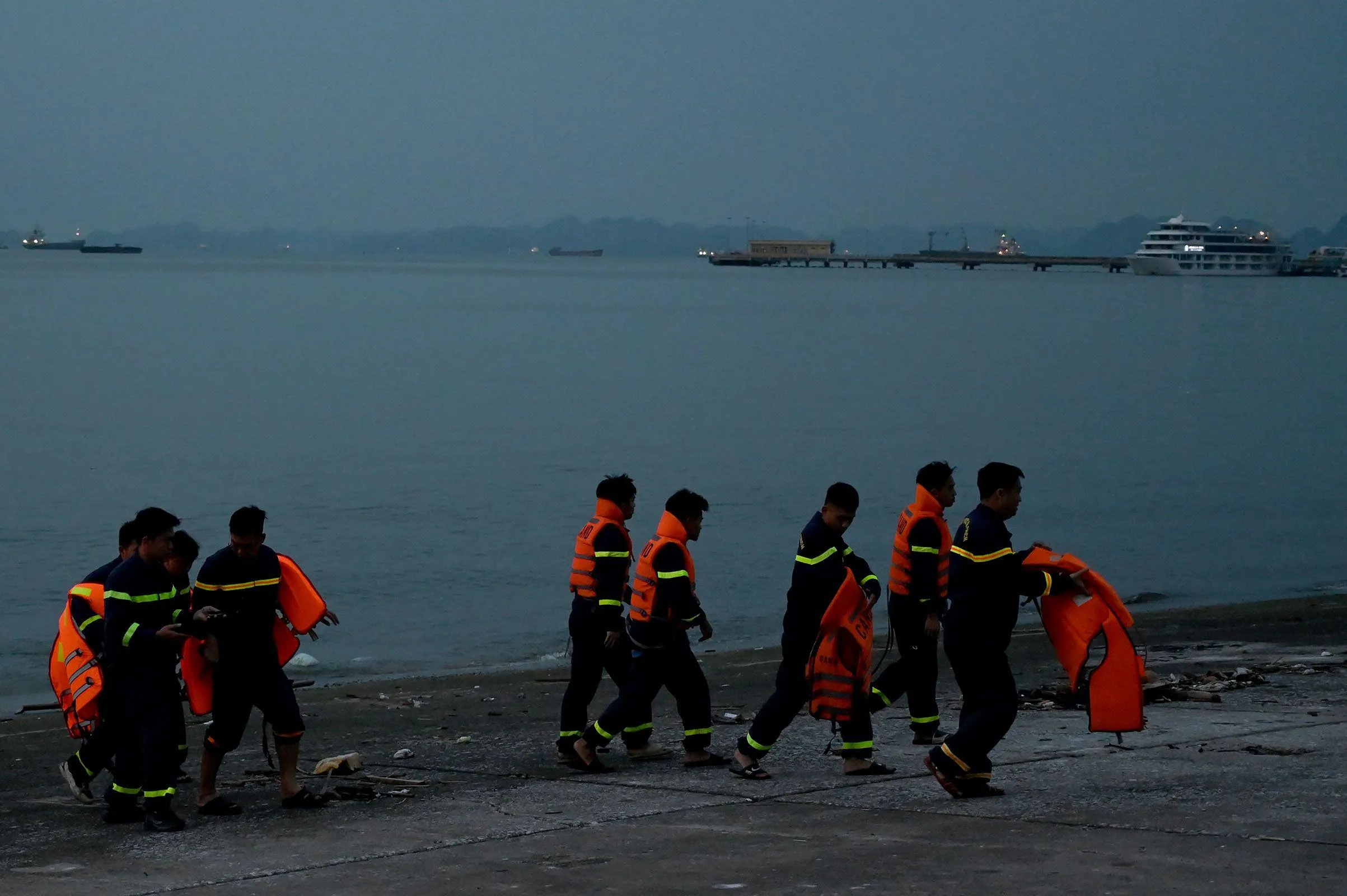 10 -year -old child survives tourist boat wreck at Vietname thanks to the air bag. At least 37 people died