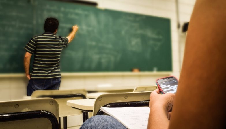 Forbidden to take mobile phone to school from 1st to 6th grade