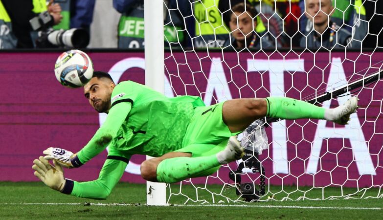 To defend penalties, the best goalkeeper is artificial intelligence