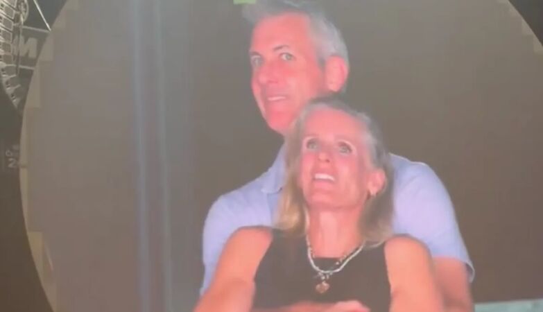 Caught to betray at the Coldplay Concert: Chris Martin “Chibou” CEO grabbed the HR director