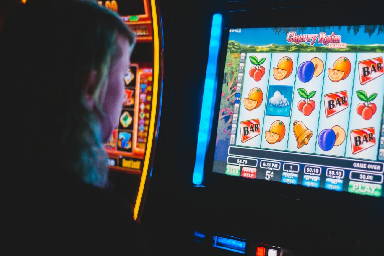 An image with slot machine, games, arcada video game machine, arcade game The AI ​​-generated contents may be incorrect.