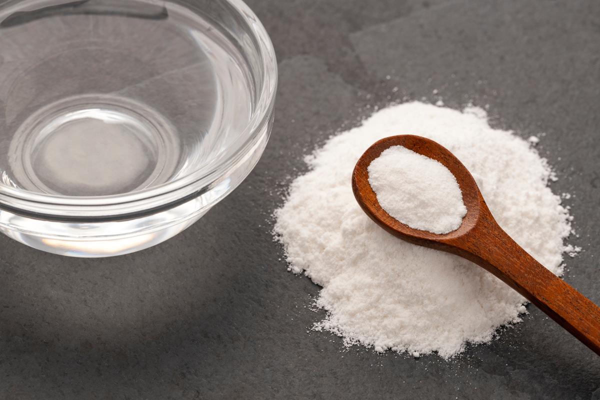 Water and bicarbonate cream to clean and cast iron grids