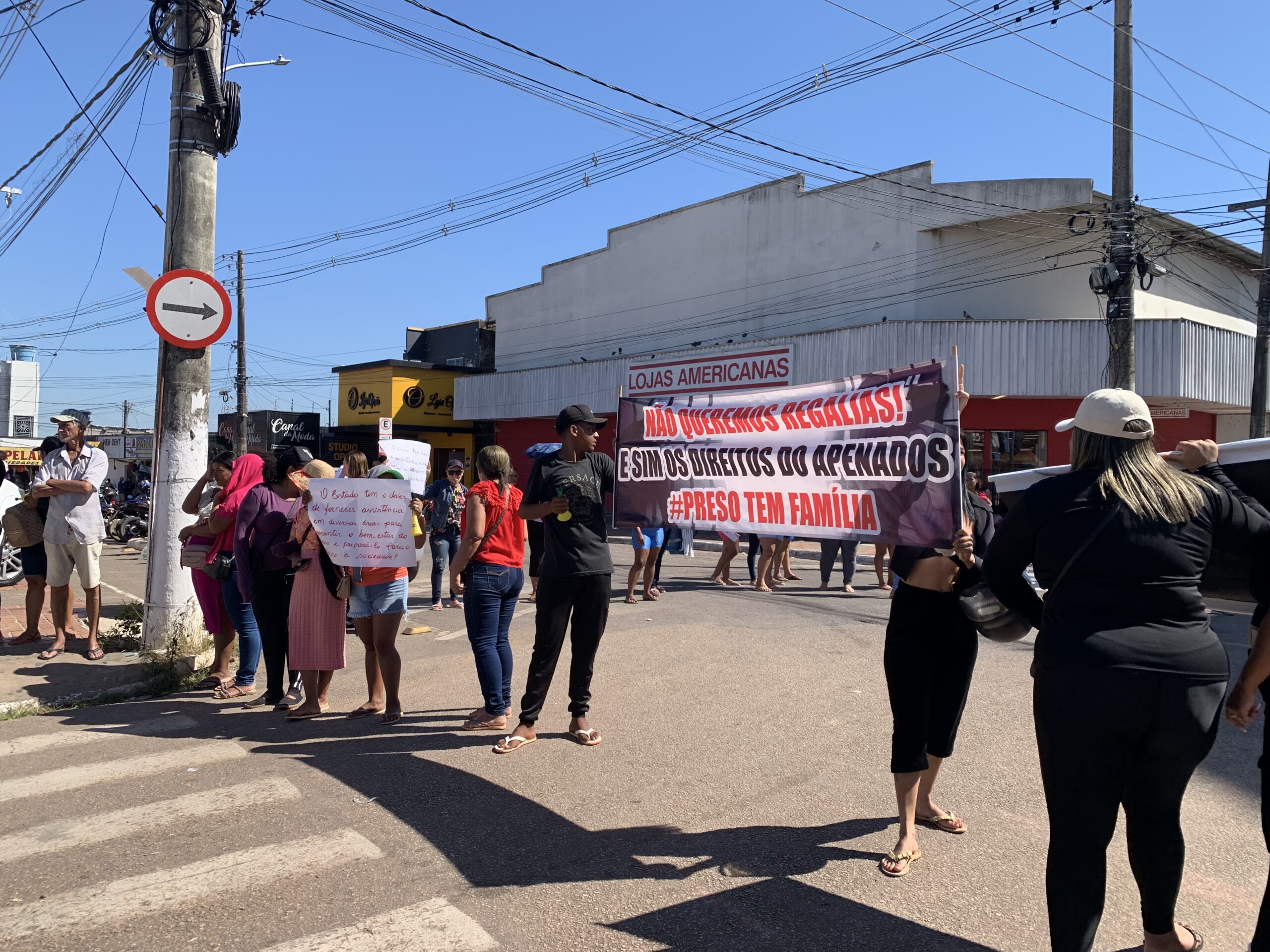 Detainee relatives close the street of the Penal Police and denounce alleged abuse in prisons