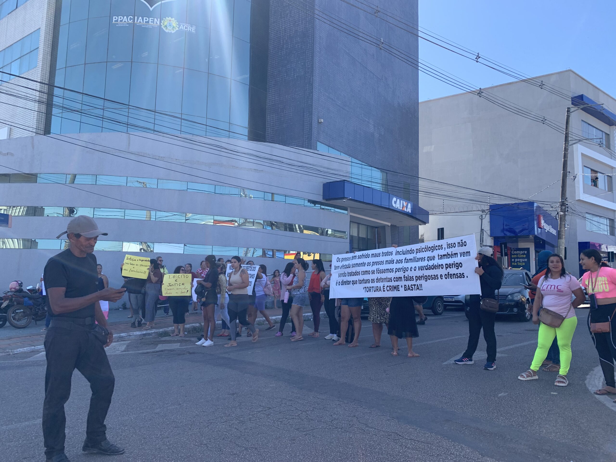Detainee relatives close the street of the Penal Police and denounce alleged abuse in prisons