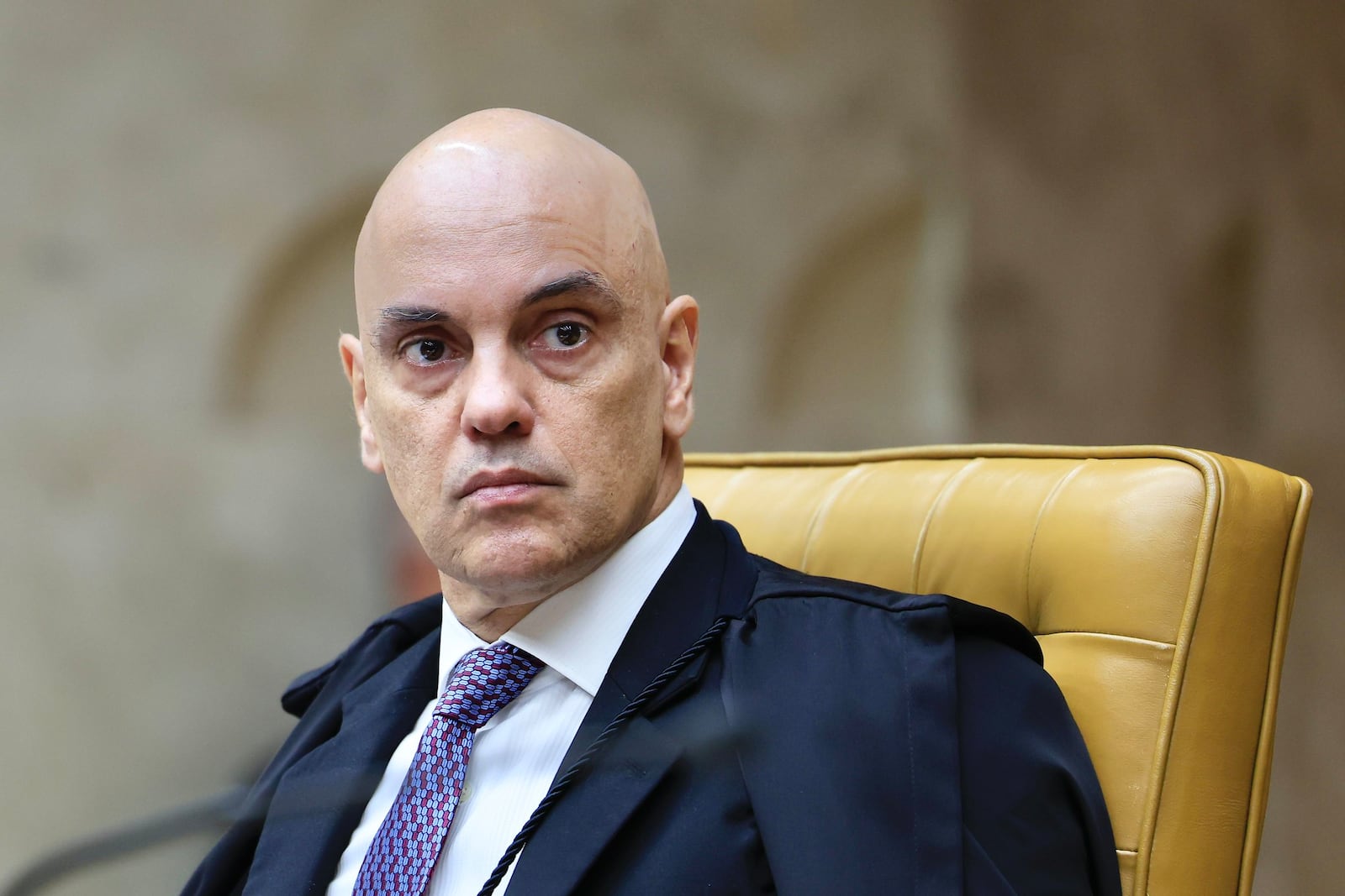 Moraes warns Bolsonaro, but does not decreate the former president's arrest