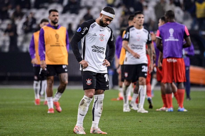 Corinthians headquarters is banged in protest against Memphis Depay