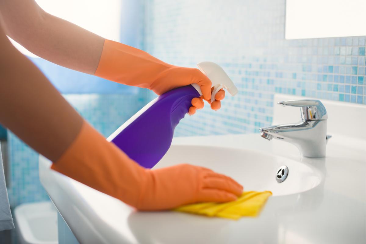 Natural cleaning of the bathroom
