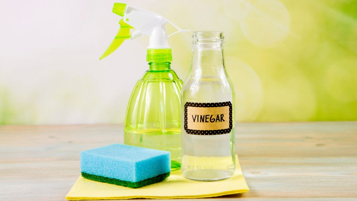 Clean the bathroom with vinegar and bicarbonate