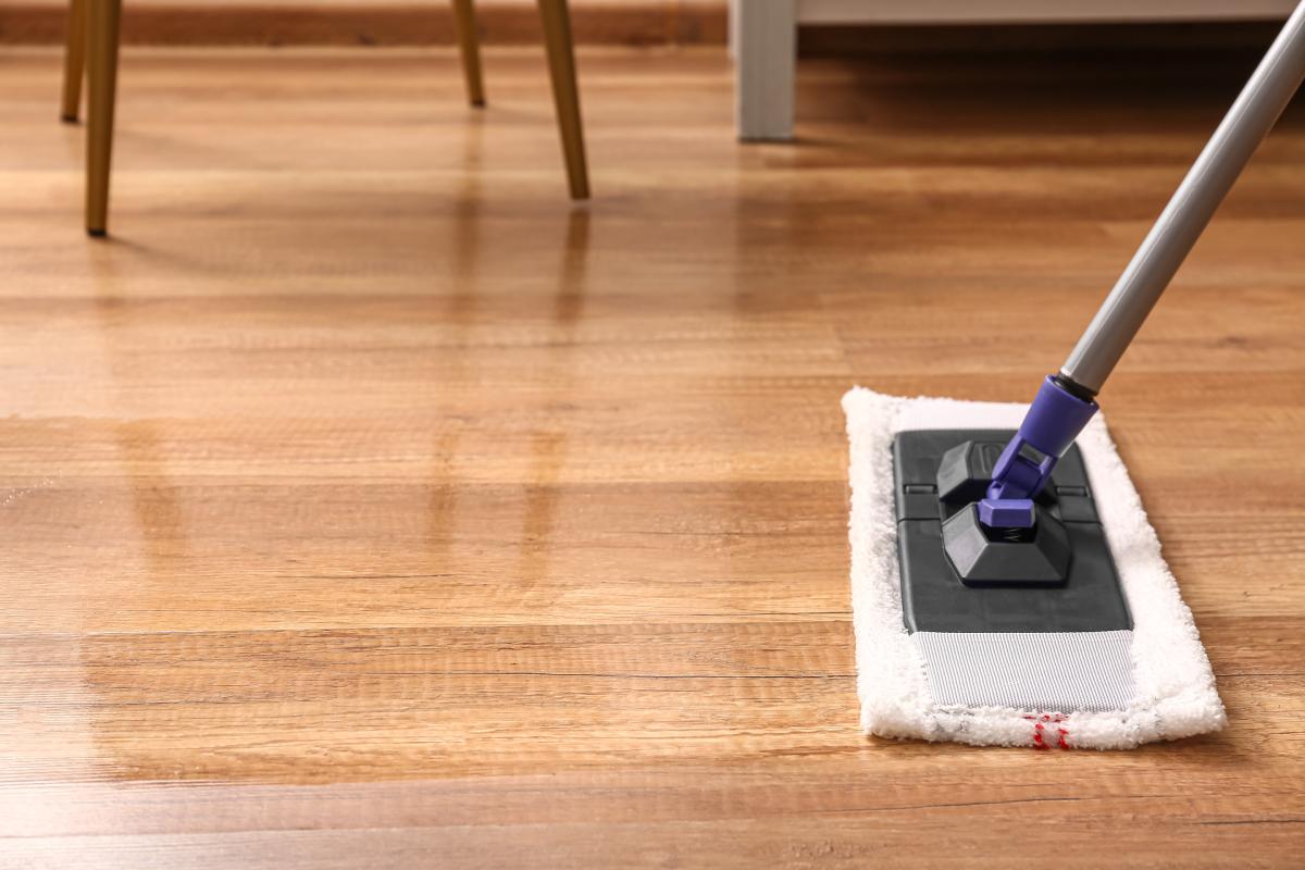 Cleaning of the parquet with the sultry heat