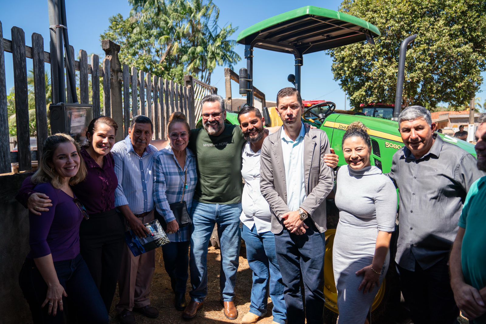 Alan Rick delivers tractor and announces amendment for free ferry crossing in Porto Acre