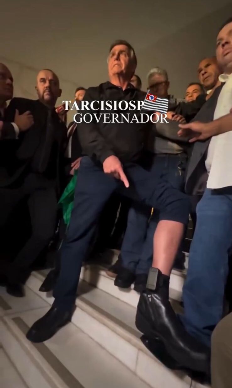 Bolsonaro displays anklet to supporters and states: "This is the maximum humiliation of a country"