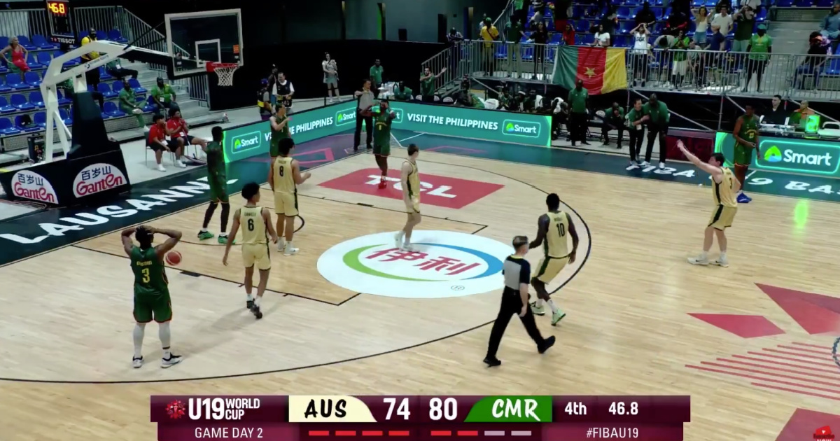 Basketball Marks in the wrong basket and leaves everyone jaw dropped in the U19 World Cup