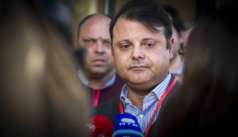 Socialist leader will compete in the municipalities in Lisbon - against the PS himself