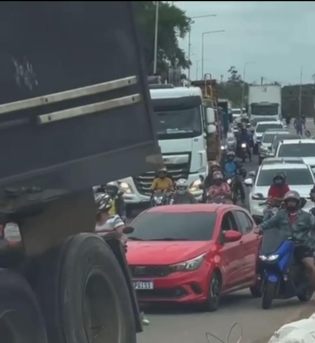Truck gets stuck in the fourth bridge and causes congestion in Rio Branco