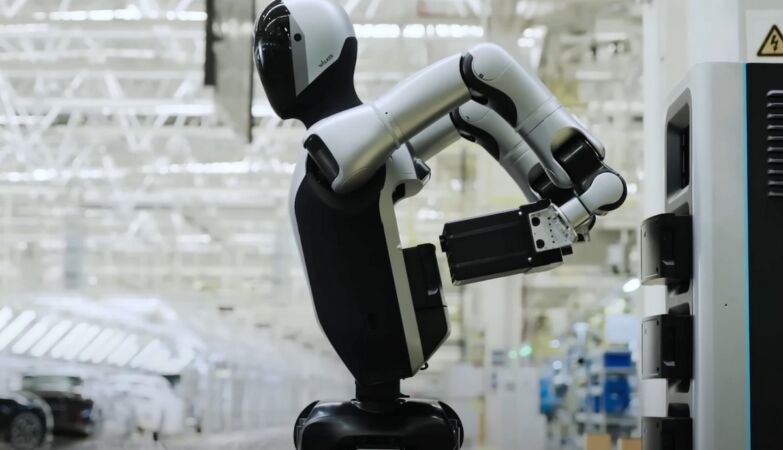 China creates the first robot that can work alone forever