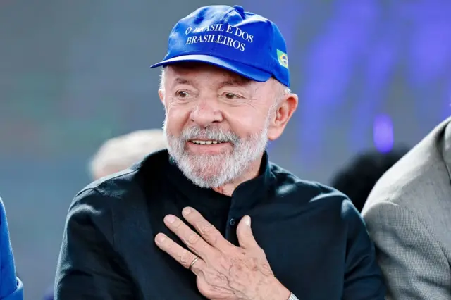 Lula with cap "Brazil is from Brazilians"