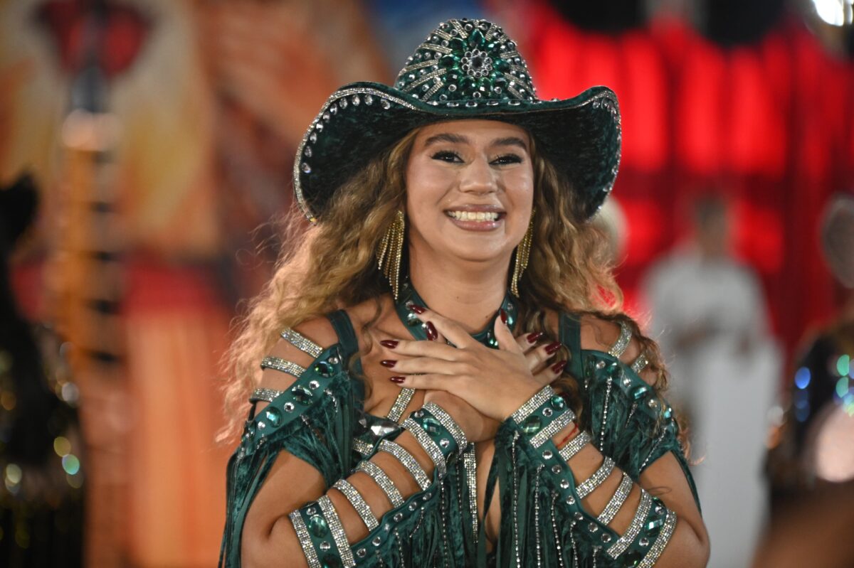 Sandy Andrade is elected godmother of Expoacre 2025 pedestrians on the opening night of the rodeo