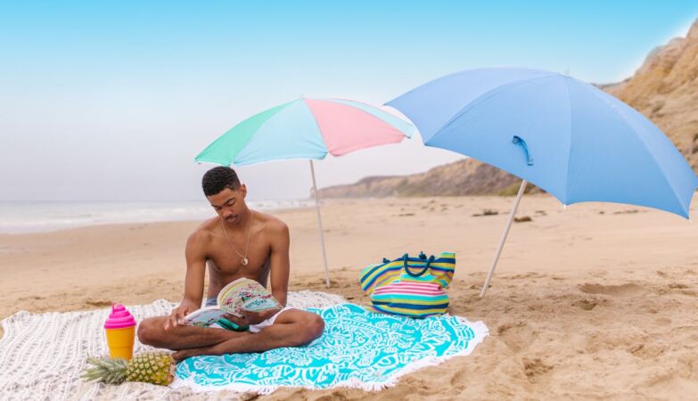 The “big threat” of summer in France is… the male trunk. Fine for men without nightgown