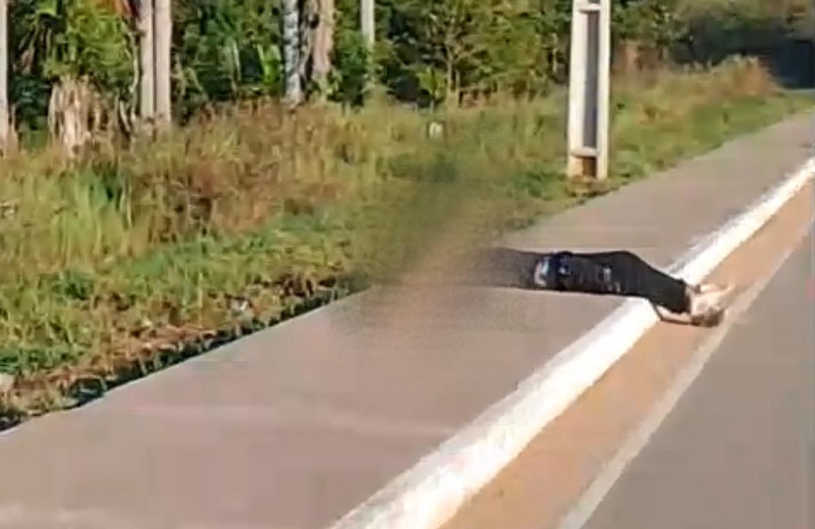 Video: Man is caught sleeping on the sidewalk after 'night' at Expoacre Juruá