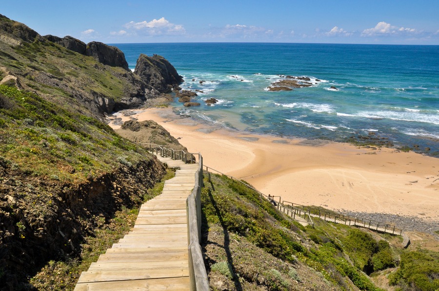 Fewer people, more peace: These secret beaches of crystal clear water in the Algarve are all you need to 'turn off'