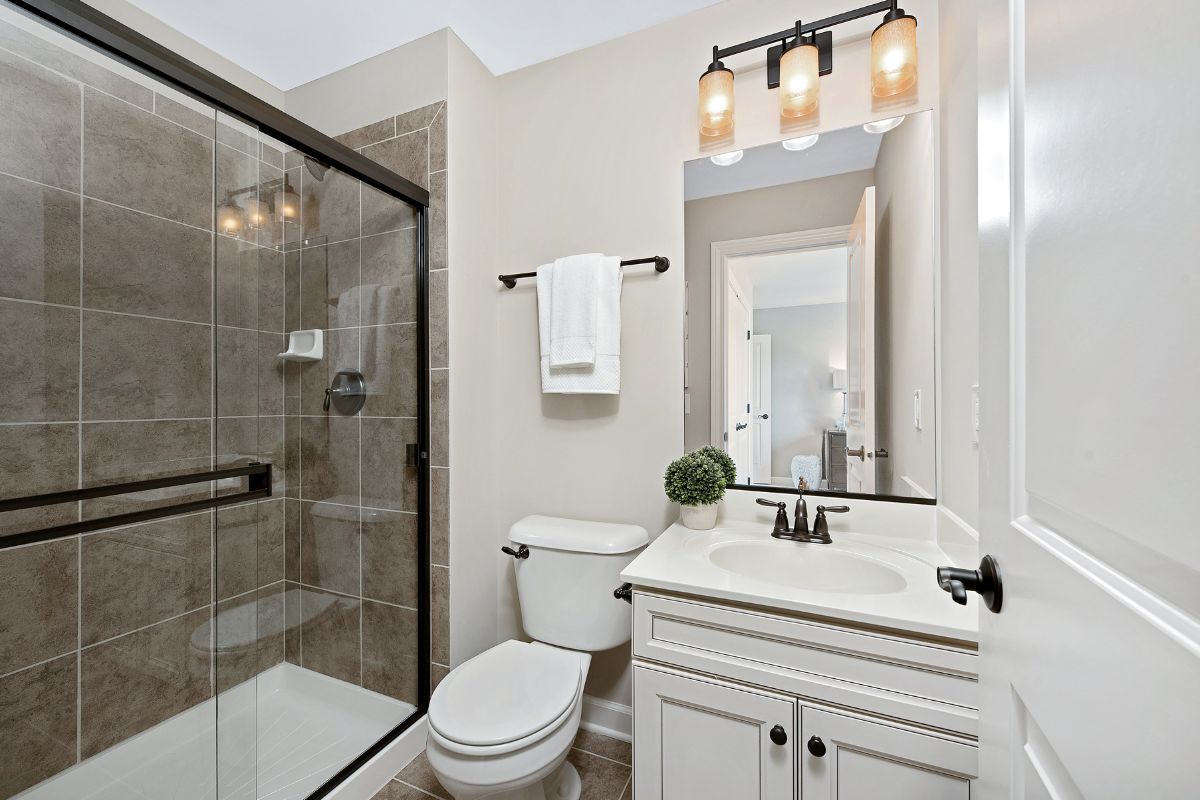 Do you have a small bathroom? With these 5 tricks you make it look double