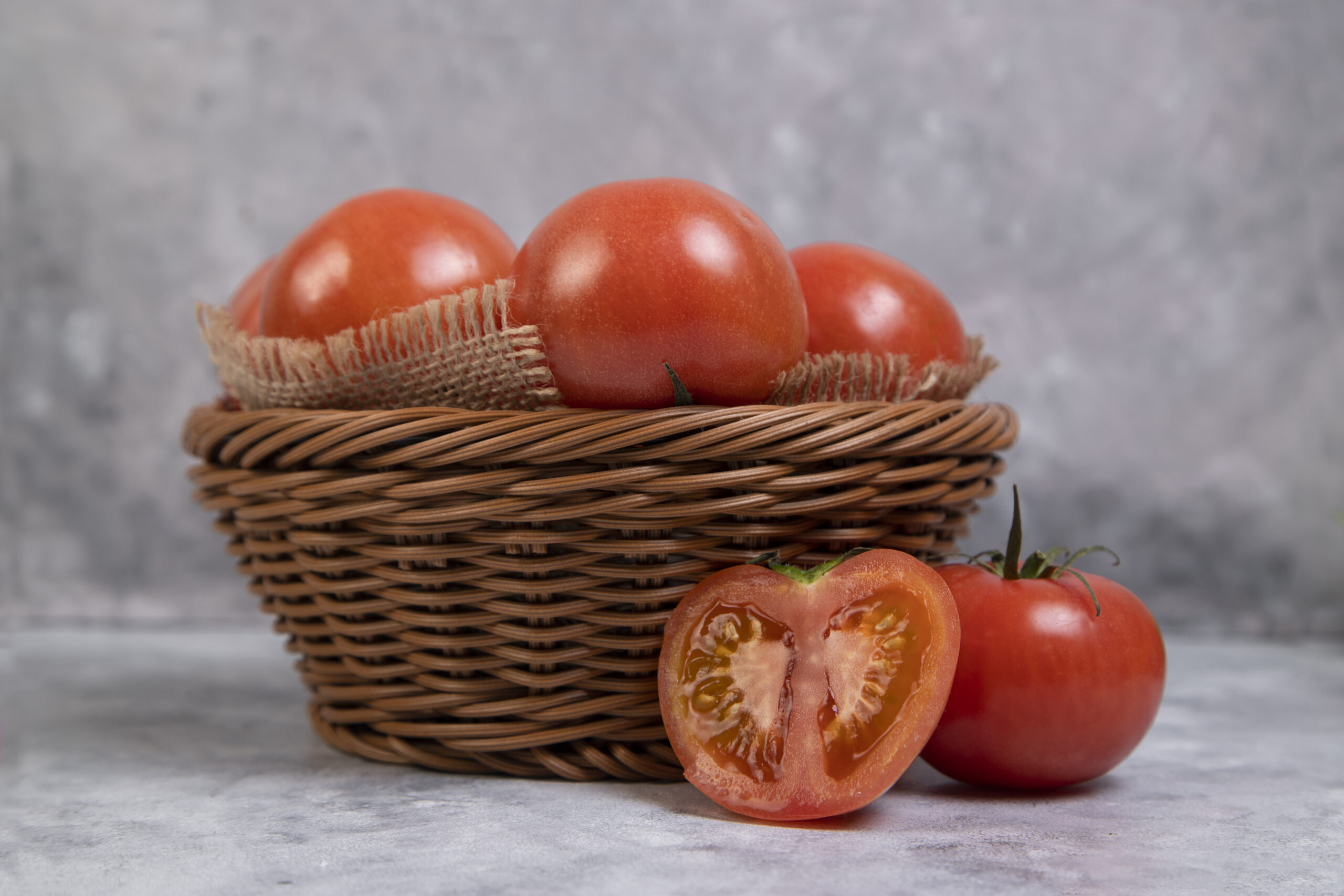 Refrigerator or shelf? Choosing the right location helps preserve tomatoes longer and avoids mold
