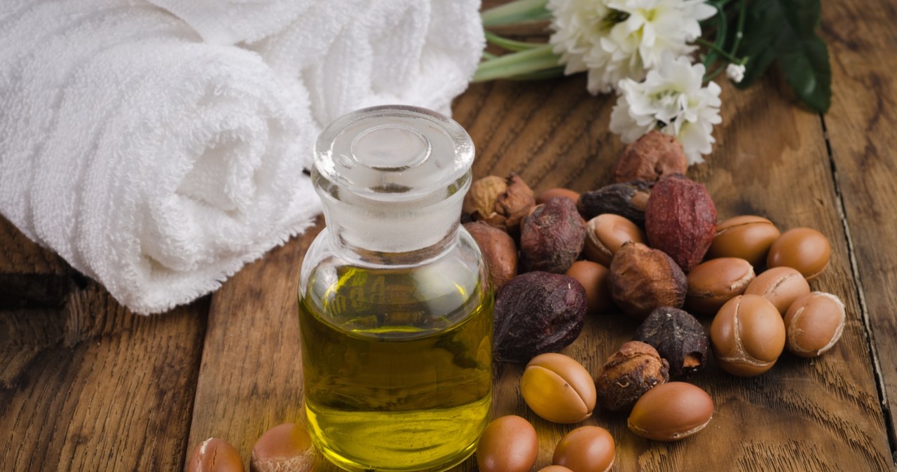 Argan oil smoothes wrinkles and reduces the visibility of cellulite. /123RF/PICSEL