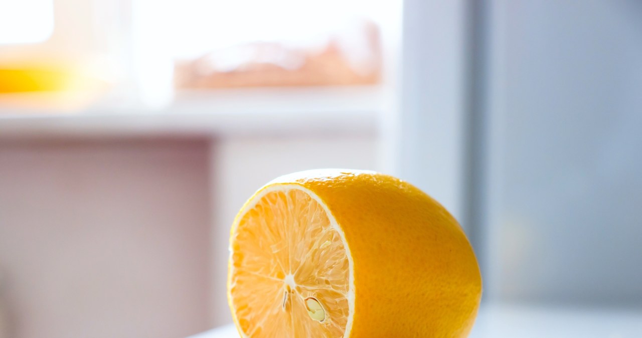 Lemon juice has many valuable applications. It is useful both in the kitchen and in the bathroom, e.g. during ironing /123RF /PICSEL