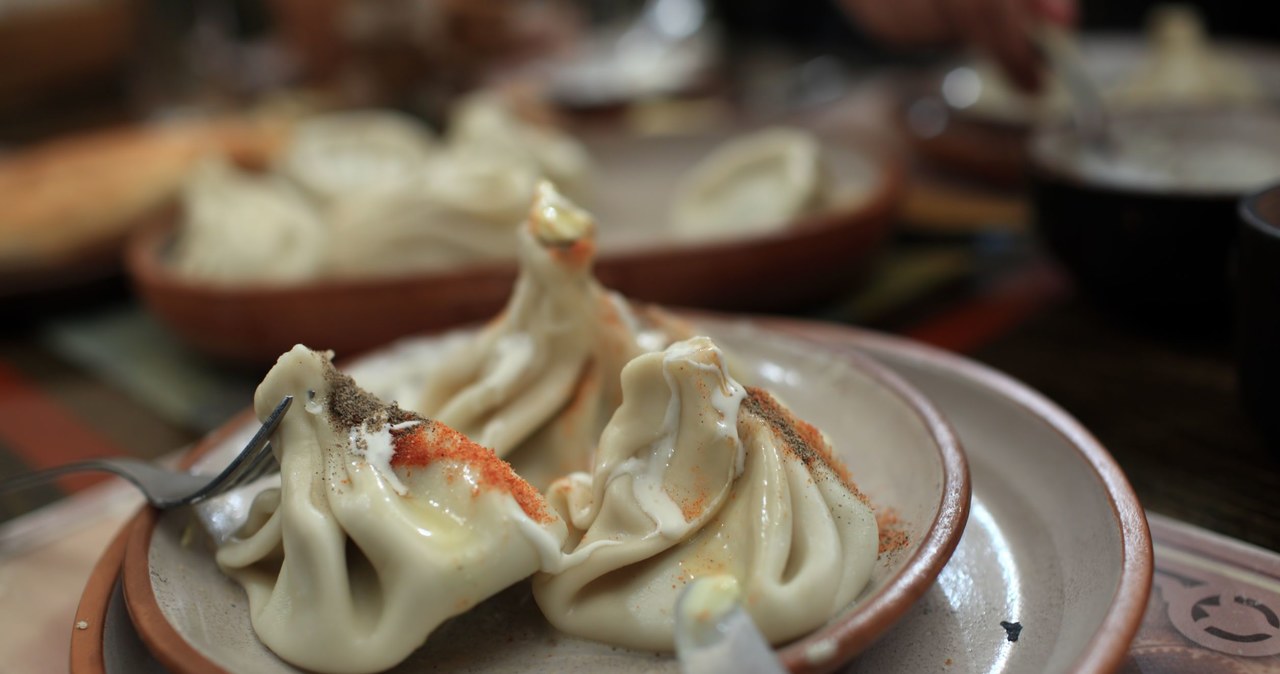 One of the most characteristic Georgian cuisine are chinkali, i.e. dumplings reminiscent of purses, filled with juicy meat stuffing and aromatic broth. /123RF/PICSEL