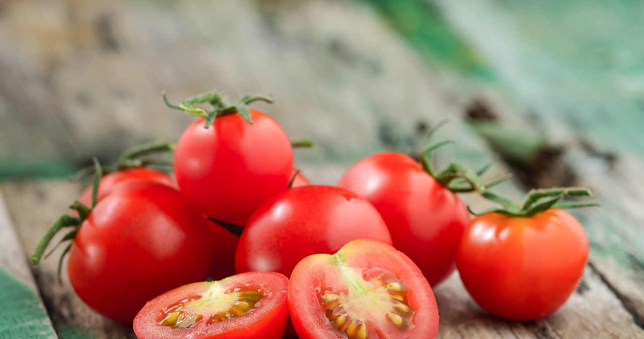 Adding a tomato to the broth will make the soup clear