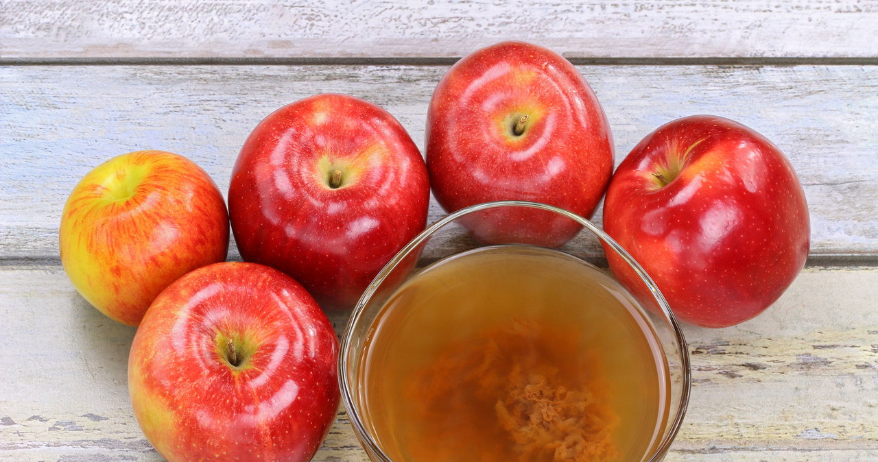 Apple cider vinegar is a natural product made of apple fermentation, which contains acetic acid. With its intense smell it attracts fruit bow ties like a magnet. /123RF/PICSEL