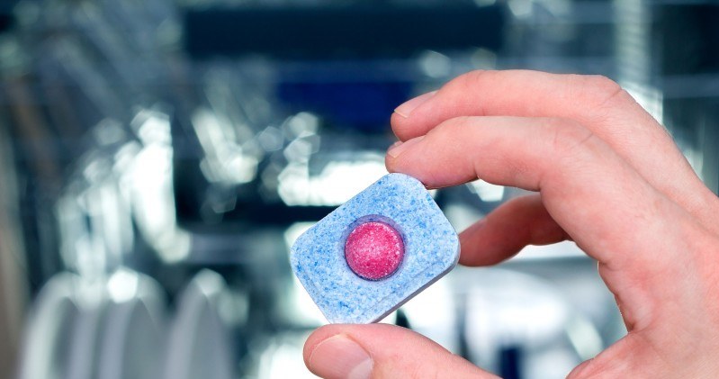 Dishwasher tablet will help us clean the shower /123RF /PICSEL